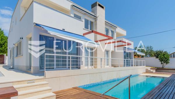 Istrien, Porec, unik designervilla med ekstra lejlighed, wellness og opvarmet pool.
