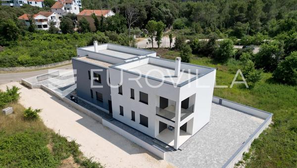 Zadar, Zaton, apartamento de tres dormitorios con terraza en la azotea, a 50 m del mar