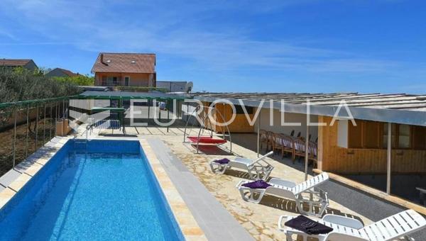 Skradin, Dubravice, kuća sa 7 apartmana i velikim bazenom, 760 m²