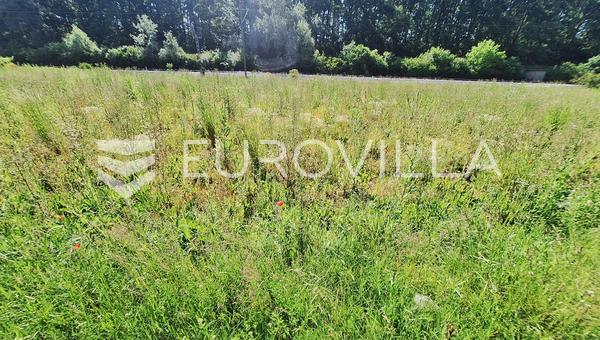 Karlovac, Ilovac, landbrugsjord 3050 m², langs hovedvejen, tæt på motorvejen