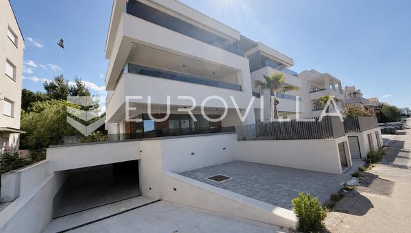 Ekskluzivan trosoban stan u Diklu, Zadar, 136 m² s krovnom terasom i pogledom na more