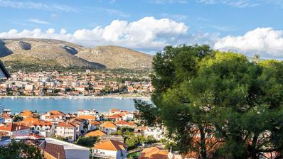 Trogir, Ciovo, deniz manzaralı arsa, sahile 350 m mesafede