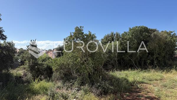 Vodnjan, Betiga - Espaçoso Terreno Edificável de 1236 m2 Perto do Mar
