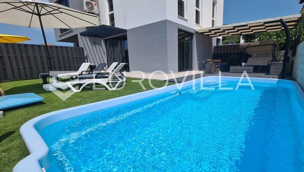 Pag, Stara Novalja, seçkin konumda havuzlu yarı müstakil villa