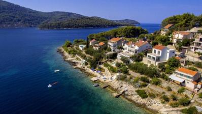 Otok Korčula, Vela Luka, kuća sa 6 apartmana, prvi red do mora