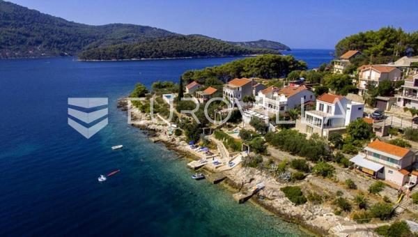 Otok Korčula, Vela Luka, kuća sa 6 apartmana, prvi red do mora