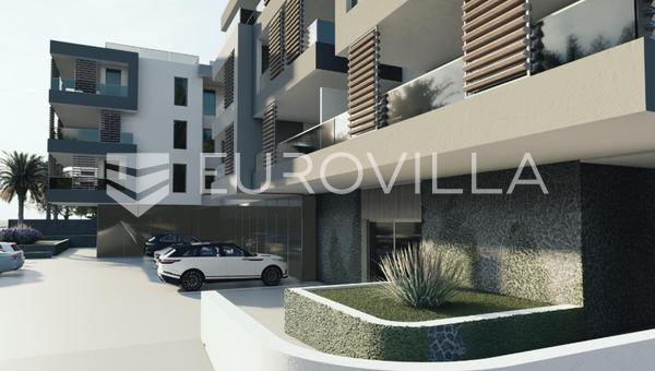 Split, Podstrana | trosoban stan na prvom katu s dva garažna parkirna mjesta
