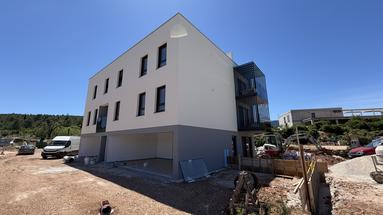 Hvar, Vrboska, három hálószobás lakás új épületben, nettó hasznos alapterület 113,75 m²