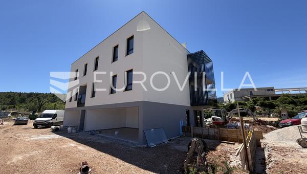 Hvar, Vrboska, apartamento de três quartos em um novo edifício, área útil líquida de 113,75 m²
