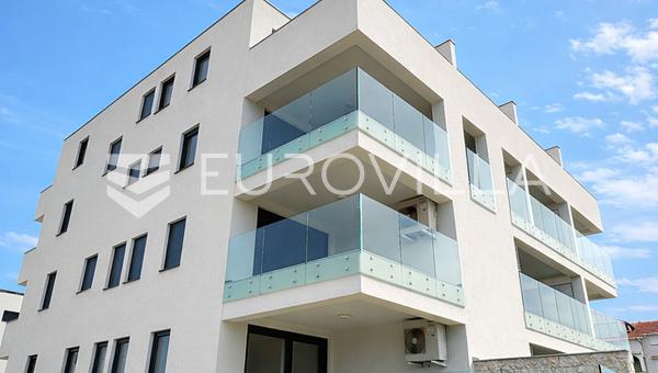 Pag, Povljana, apartamento de dos dormitorios en un edificio de obra nueva de primer nivel, 80,20 m²