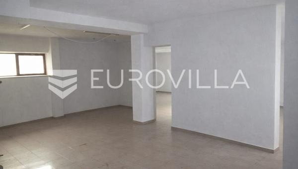 Donji Miholjac, Centro de la ciudad - Venta de un espacioso local comercial con una superficie total de 122,40 m²
