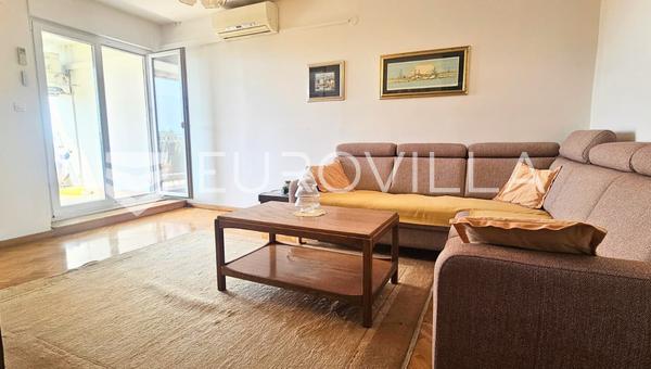 Split, Znjan 99,8 m²'lik konforlu daire, güney cepheli ve deniz manzaralı
