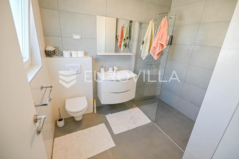 Vodice, dom bliźniak z basenem i tarasem na dachu - 6