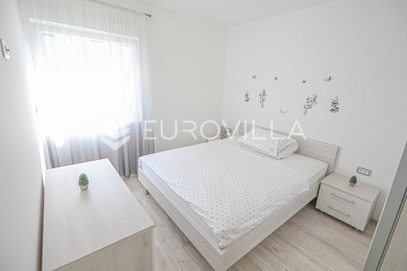 Vodice, dom bliźniak z basenem i tarasem na dachu - 10