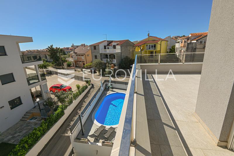 Vodice, dom bliźniak z basenem i tarasem na dachu - 31