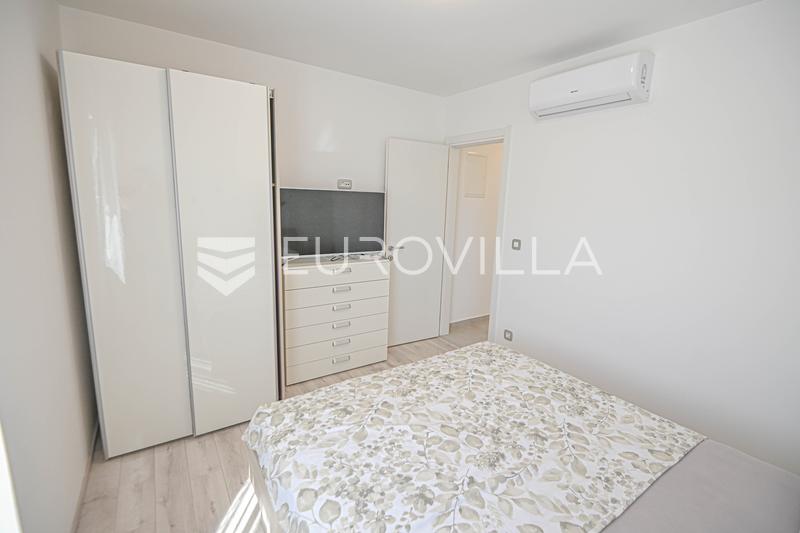 Vodice, dom bliźniak z basenem i tarasem na dachu - 9