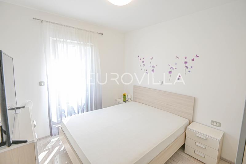 Vodice, dom bliźniak z basenem i tarasem na dachu - 18