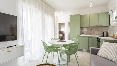 Trogir, gelijkvloers appartement met tuin en twee parkeerplaatsen - eerste bewoning
