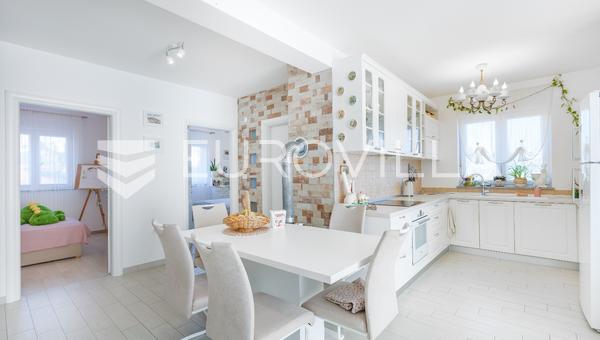 Pula, Moderan trosoban stan s apartmanom, vrtom i terasom, 136 m²