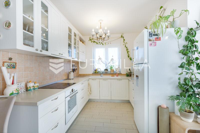 Pula, Moderan trosoban stan s apartmanom, vrtom i terasom, 136 m² - 2