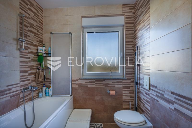 Pula, Moderan trosoban stan s apartmanom, vrtom i terasom, 136 m² - 15