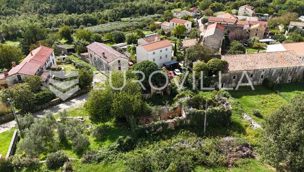 Istria, Visnjan - Aito istrlainen tila 470 m², rakennusluvalla ja täydellisellä yksityisyydellä