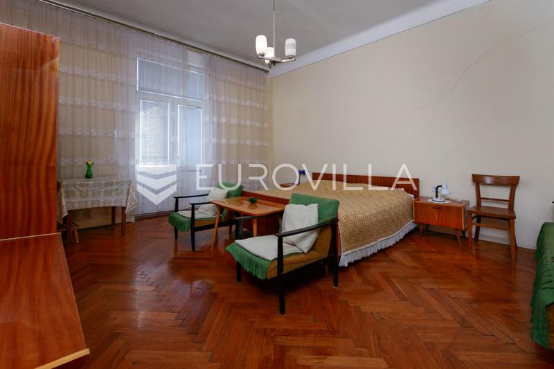 Lovran, Prostrani trosobni stan u povijesnoj austrougarskoj vili, samo 50 metara od mora