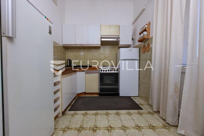 Lovran, Prostrani trosobni stan u povijesnoj austrougarskoj vili, samo 50 metara od mora