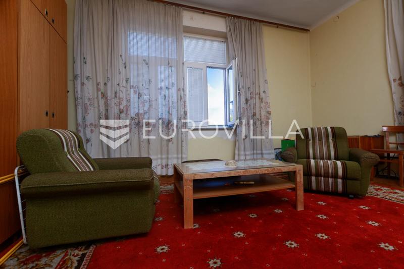 Lovran, Prostrani trosobni stan u povijesnoj austrougarskoj vili, samo 50 metara od mora