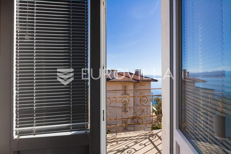 Lovran, Prostrani trosobni stan u povijesnoj austrougarskoj vili, samo 50 metara od mora