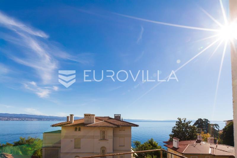 Lovran, Prostrani trosobni stan u povijesnoj austrougarskoj vili, samo 50 metara od mora