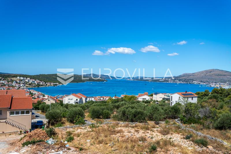 Čiovo, prekrasan stan u prizemlju novogradnje s bazenom