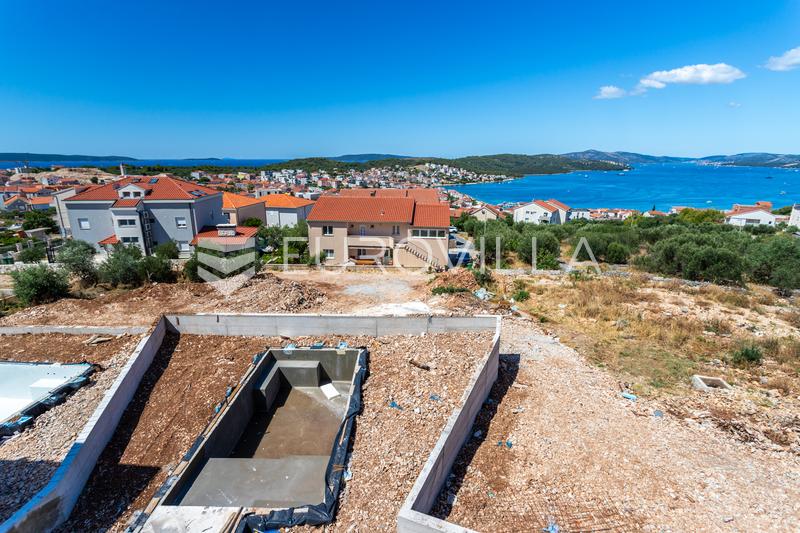 Čiovo, prekrasan stan u prizemlju novogradnje s bazenom