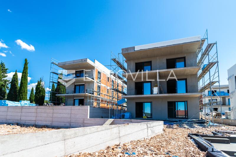 Čiovo, prekrasan stan u prizemlju novogradnje s bazenom