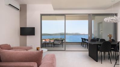 Trogir, Čiovo, luksuzan penthouse sa krovnom terasom i bazenom