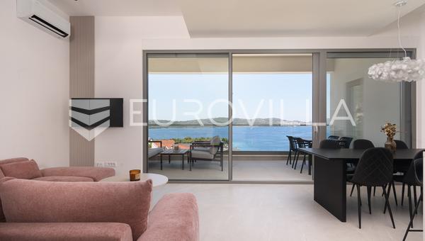 Trogir, Čiovo, luksuzan penthouse sa krovnom terasom i bazenom