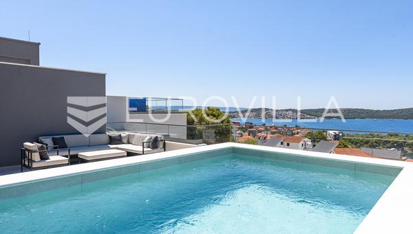 Trogir, Ciovo, luksus penthouse med tagterrasse og swimmingpool
