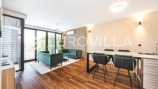 Novi Zagreb, Golf Resort, moderna casa adosada de cuatro dormitorios con jardín, 4 plazas de aparcamiento