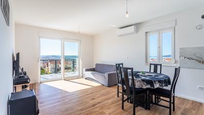 Trogir, apartamento de dois quartos pronto para morar com vista para a cidade e para o mar.