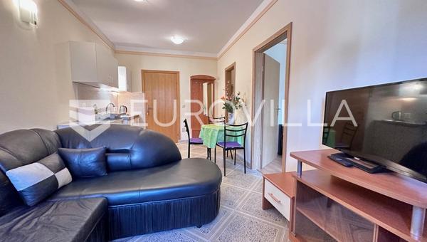Krk, ALQUILER: Cómodo apartamento con un amplio dormitorio y balcón orientado al norte