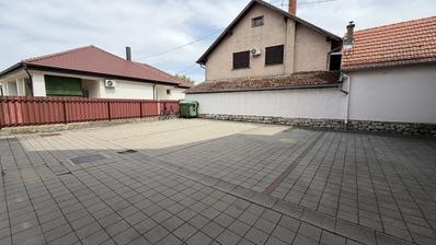 Dakovo, tiukka keskusta - 15 m² ulkona, kattamaton pysäköintipaikka.