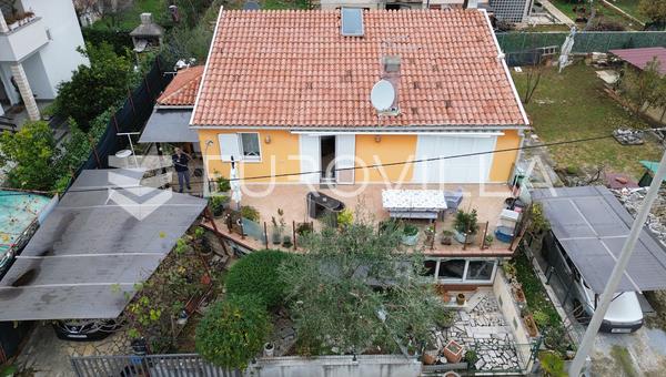 Umag, Murine - fritliggende hus med to separate lejligheder i en rolig beliggenhed