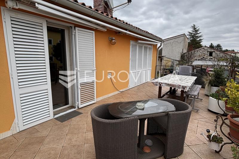 Umag, Murine, samostojeća kuća s dva odvojena stana na mirnoj lokaciji