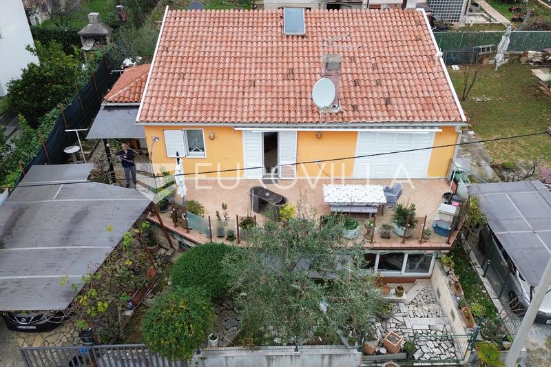 Umag, Murine, samostojeća kuća s dva odvojena stana na mirnoj lokaciji