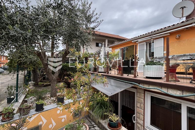 Umag, Murine, samostojeća kuća s dva odvojena stana na mirnoj lokaciji