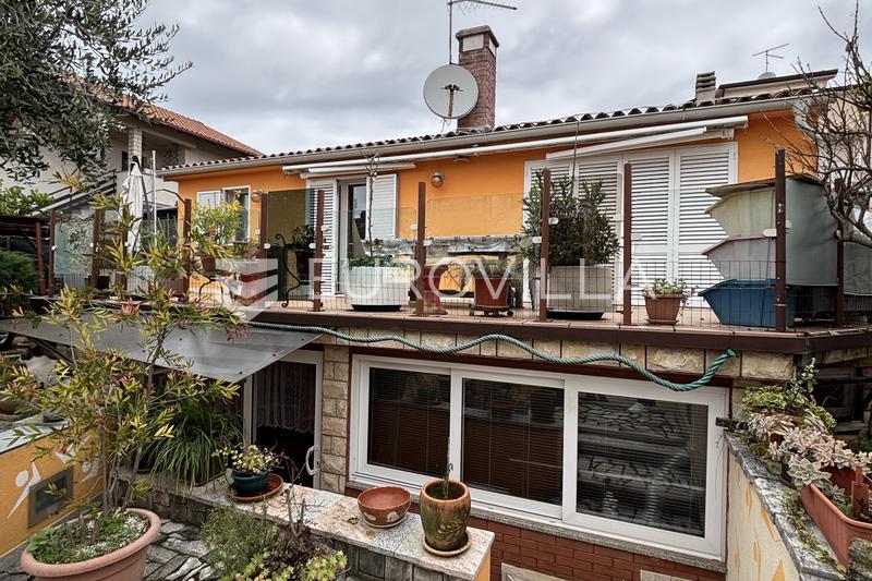 Umag, Murine, samostojeća kuća s dva odvojena stana na mirnoj lokaciji