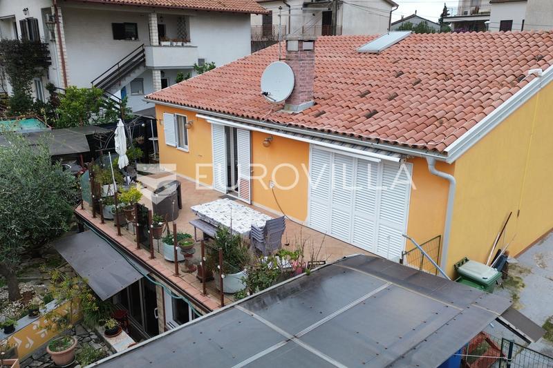 Umag, Murine, samostojeća kuća s dva odvojena stana na mirnoj lokaciji