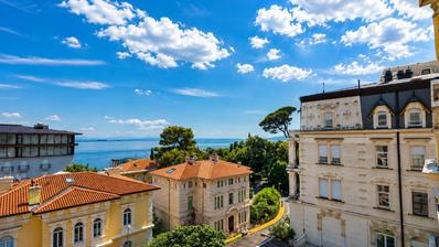 Opatija, centar, luksuzan penthouse 220 m² s krovnom terasom i dva parkirna mjesta