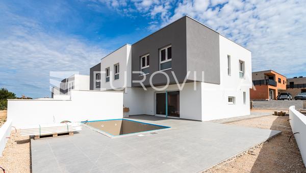 Vodice, yüzme havuzlu ve özel bahçeli modern ev, C3