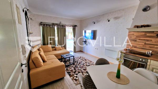 Pakostane, apartamento de tres dormitorios con jardín en una excelente ubicación